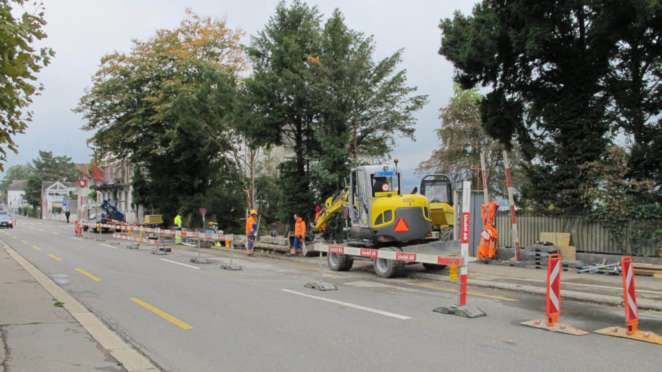 Leitungsbau bei viel befahrener Strasse