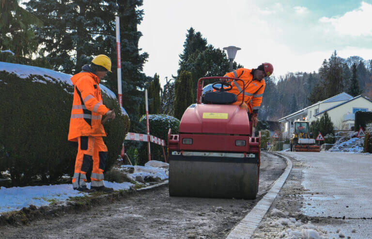 200 Tonnen Belag für die Brunnenwiese, Egg